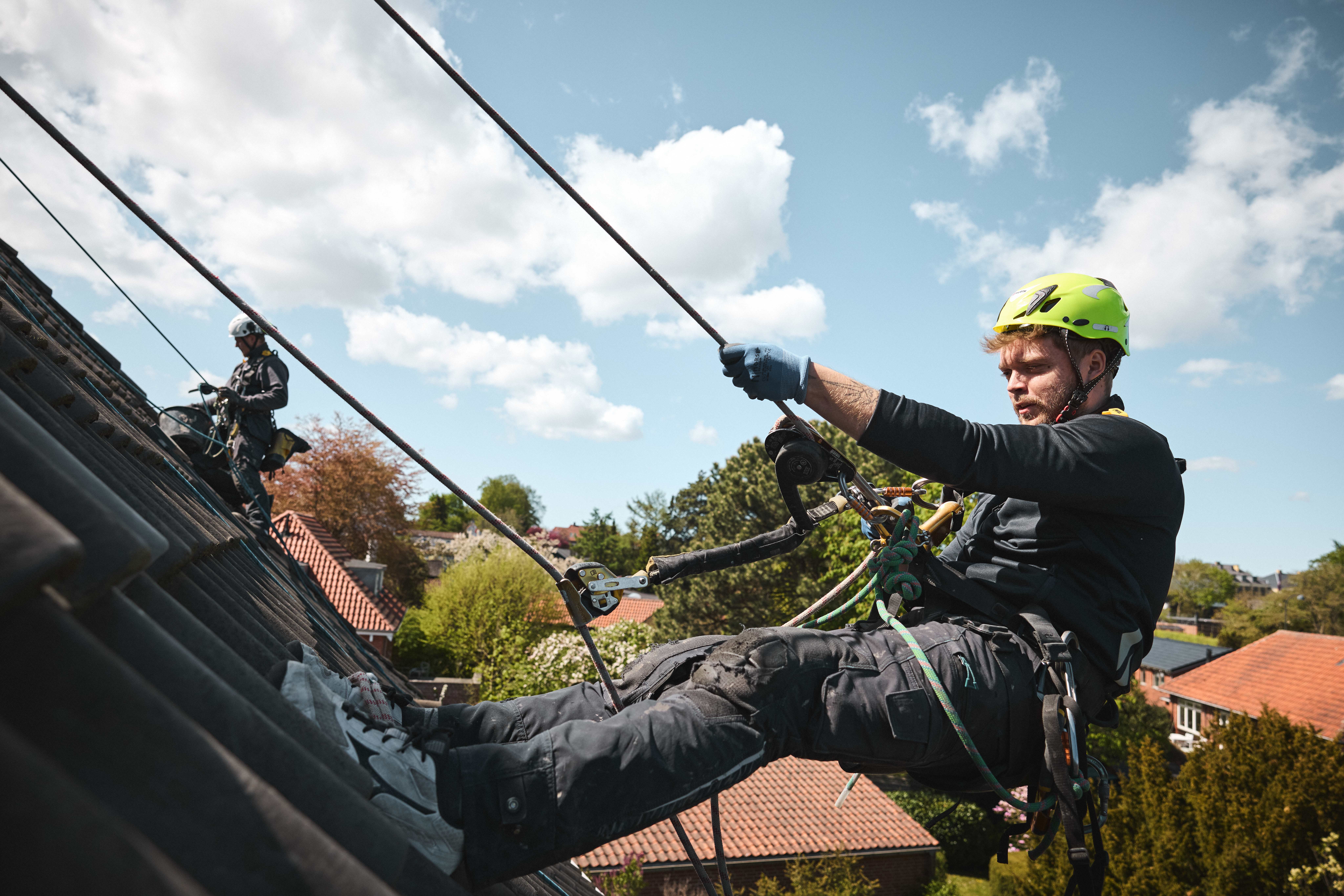 Rope Access medarbejder ude på tagopgave