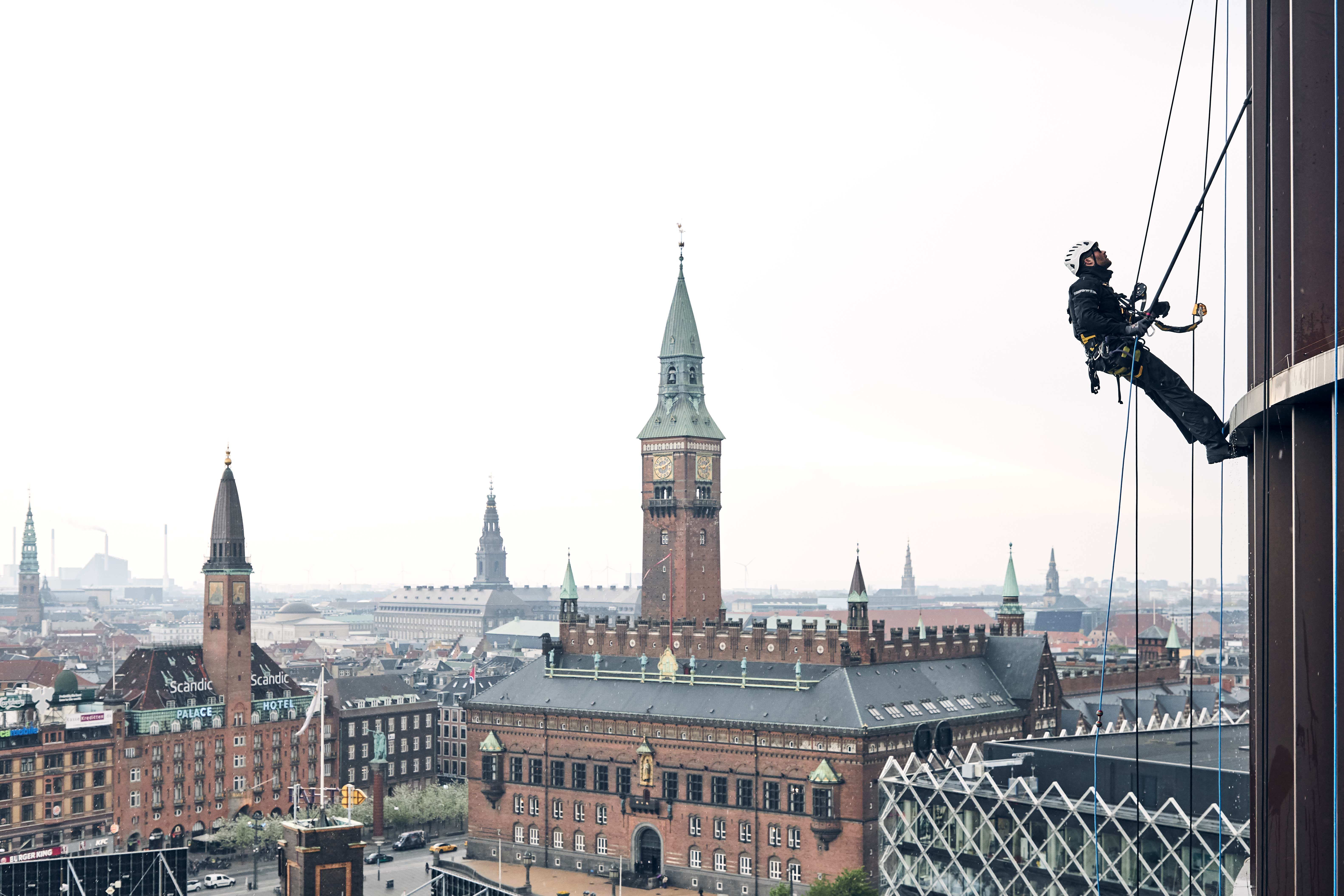 Erhvervsklatrer på bygning i København